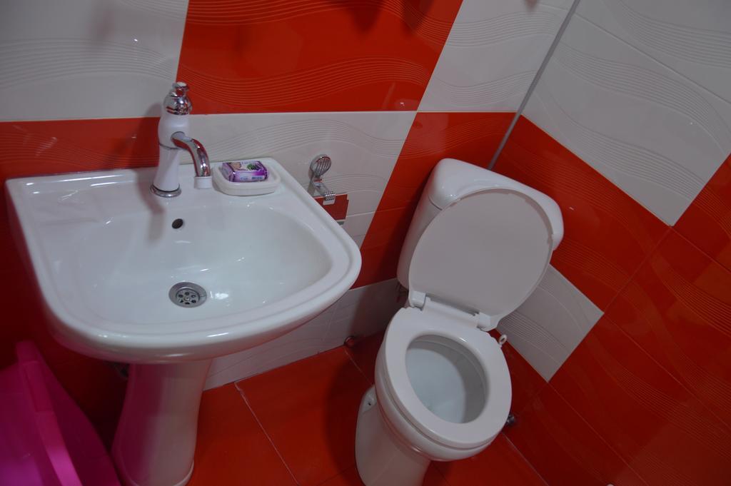Irakli'S Apartment With Sea View バトゥーミ 部屋 写真